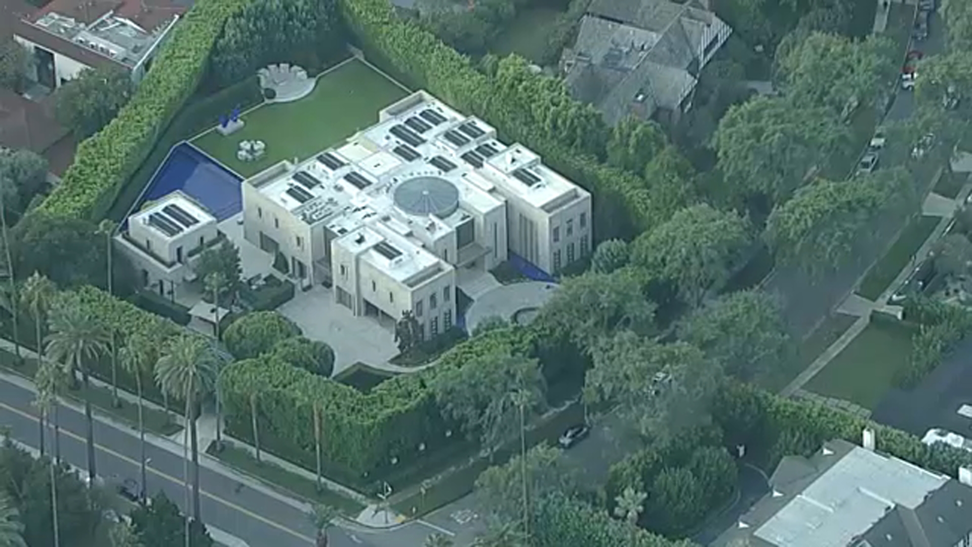 FBI serves search warrant tied to Eric Swalwell investigation at mansion in Beverly Hills
— ABC7 Chicago (WLS-TV)